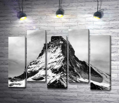 Гострий засніжений шпиль гори Матергорн (Matterhorn)