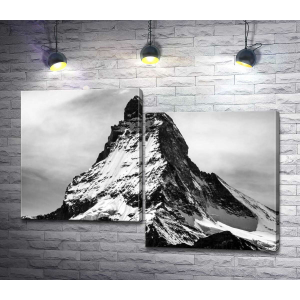 Гострий засніжений шпиль гори Матергорн (Matterhorn)