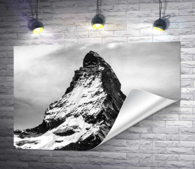Гострий засніжений шпиль гори Матергорн (Matterhorn)
