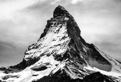 Гострий засніжений шпиль гори Матергорн (Matterhorn)