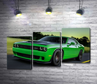 Соковито-зелений автомобіль Dodge Challenger Hellcat несеться по дорозі