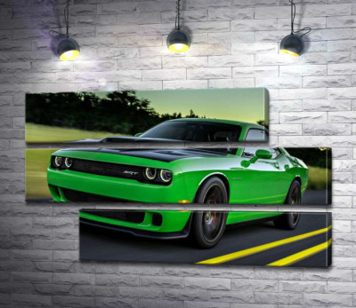 Соковито-зелений автомобіль Dodge Challenger Hellcat несеться по дорозі