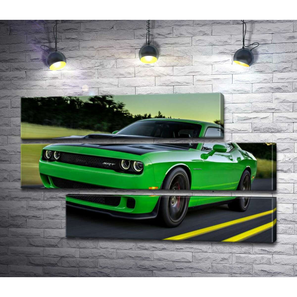 Соковито-зелений автомобіль Dodge Challenger Hellcat несеться по дорозі