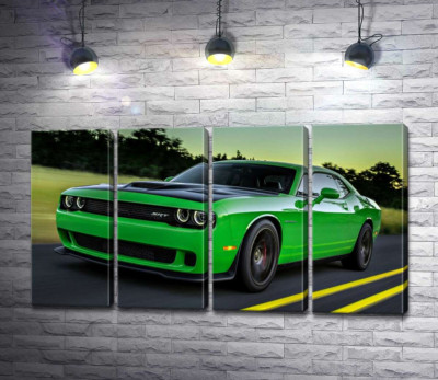 Сочно-зеленый автомобиль Dodge Challenger Hellcat несется по дороге