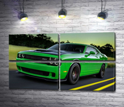 Соковито-зелений автомобіль Dodge Challenger Hellcat несеться по дорозі