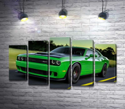 Сочно-зеленый автомобиль Dodge Challenger Hellcat несется по дороге