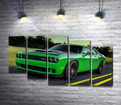 Модульна картина "Соковито-зелений автомобіль Dodge Challenger Hellcat несеться по дорозі"