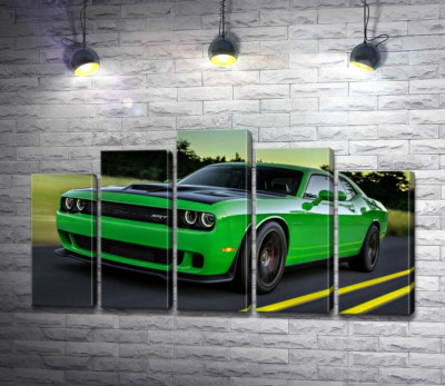 Сочно-зеленый автомобиль Dodge Challenger Hellcat несется по дороге