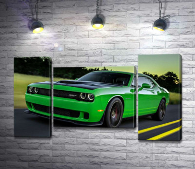Модульная картина "Сочно-зеленый автомобиль Dodge Challenger Hellcat несется по дороге"
