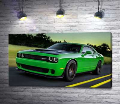 Сочно-зеленый автомобиль Dodge Challenger Hellcat несется по дороге