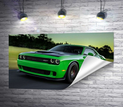 Соковито-зелений автомобіль Dodge Challenger Hellcat несеться по дорозі
