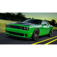 Сочно-зеленый автомобиль Dodge Challenger Hellcat несется по дороге