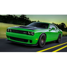 Соковито-зелений автомобіль Dodge Challenger Hellcat несеться по дорозі