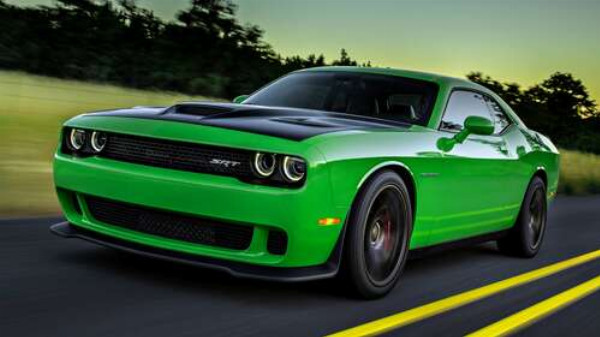 Сочно-зеленый автомобиль Dodge Challenger Hellcat несется по дороге