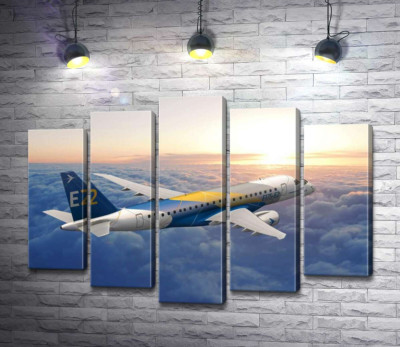 Полет бразильского самолета Embraer E-Jet E2 над бескрайним облачным пространством