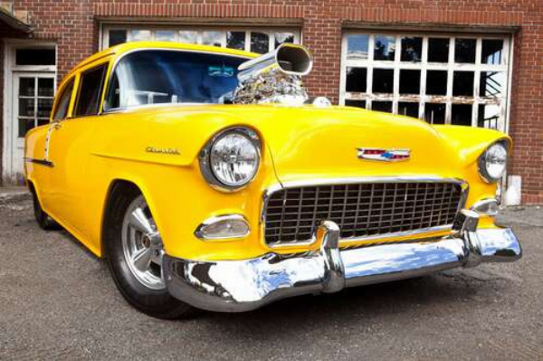 Поєднання ідеально-срібного та лимонно-жовтого на бампері автомобіля Chevrolet Bel Air