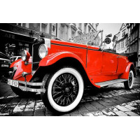 Ретро-автомобиль сверкает горяще-красным бампером на улице старого города