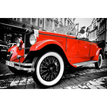 Ретро-автомобіль виблискує палаюче-червоним бампером на вулиці старого міста