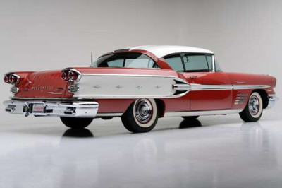 Вишнево-белый автомобиль Pontiac Bonneville 1958 года