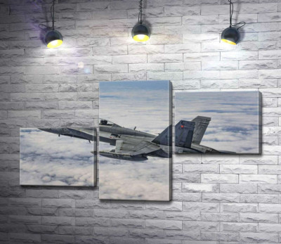 Модульная картина "Канадский истребитель Mc Donnell Douglas CF-18 Hornet разрезает небесное пространство"