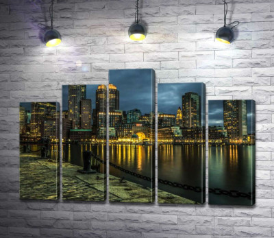 Вид з набережної у парку на теплі вогні нічних будівель Бостона 