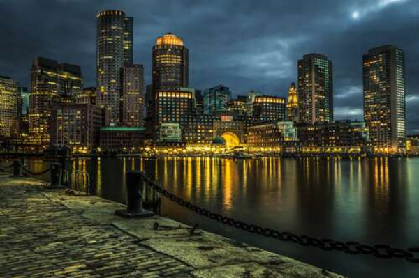 Вид с набережной в парке на теплые огни ночных зданий Бостона 