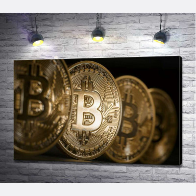 Переливы золотого на монетах биткоинов