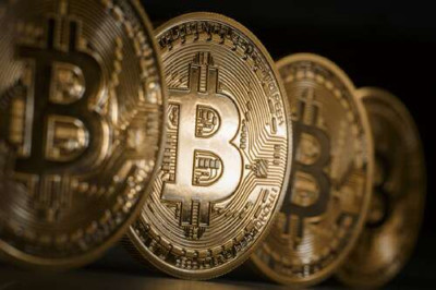 Переливы золотого на монетах биткоинов