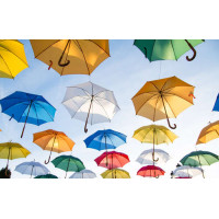 Аллея под сводом радужных зонтов