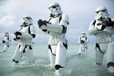 Наступ клонів зі зброєю у фільмі "Зоряні війни" (Star Wars)