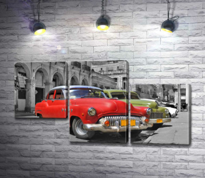 Красная модель автомобиля Chevrolet 1952 года на старинной улице Кубы