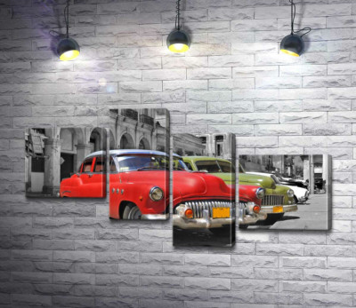Красная модель автомобиля Chevrolet 1952 года на старинной улице Кубы