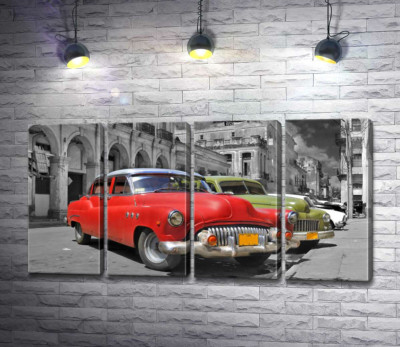 Красная модель автомобиля Chevrolet 1952 года на старинной улице Кубы