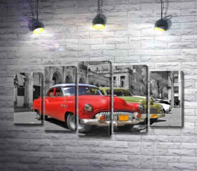 Красная модель автомобиля Chevrolet 1952 года на старинной улице Кубы