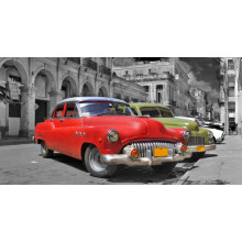 Красная модель автомобиля Chevrolet 1952 года на старинной улице Кубы