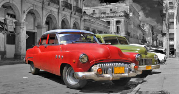 Красная модель автомобиля Chevrolet 1952 года на старинной улице Кубы