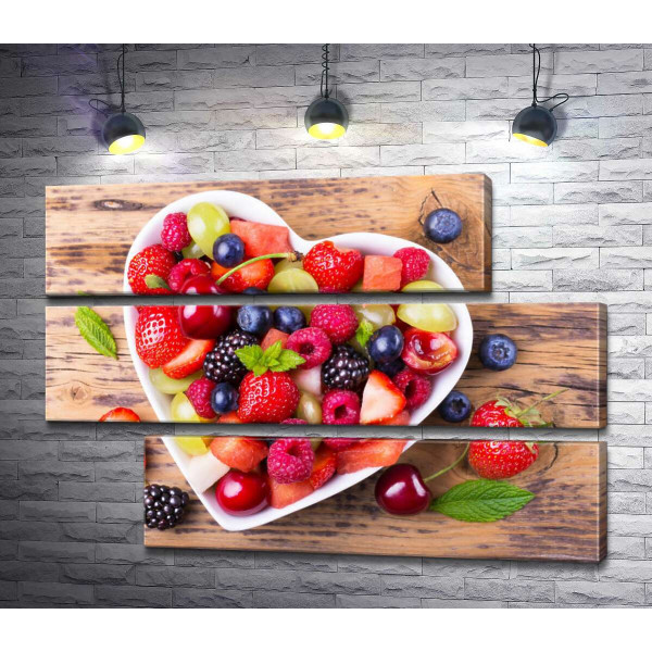 Сочный ягодный микс на тарелке в форме сердца