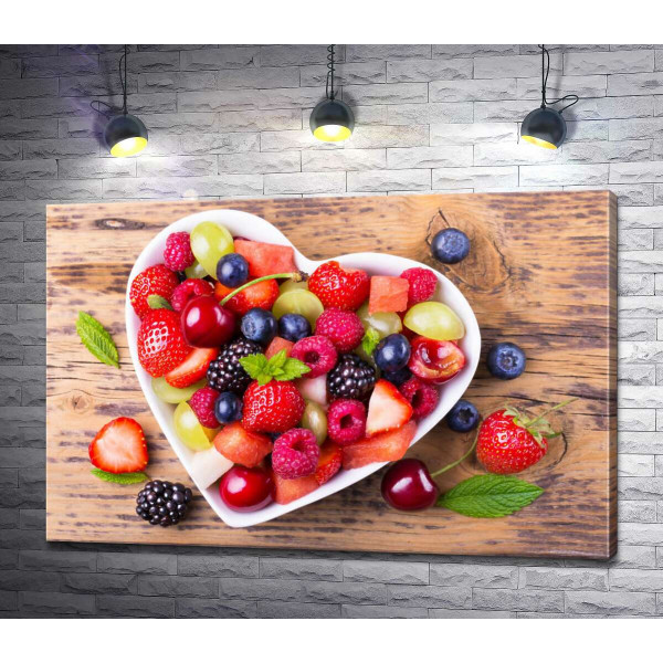 Сочный ягодный микс на тарелке в форме сердца