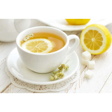 Контраст жовтого та білого у чашці лимонного чаю із засушеними квітами полину