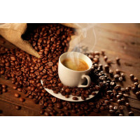 Манливий запах гарячої кави біля мішка блискучих кавових зерен