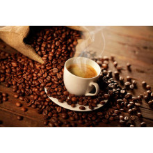Манящий запах горячего кофе возле мешка блестящих кофейных зерен