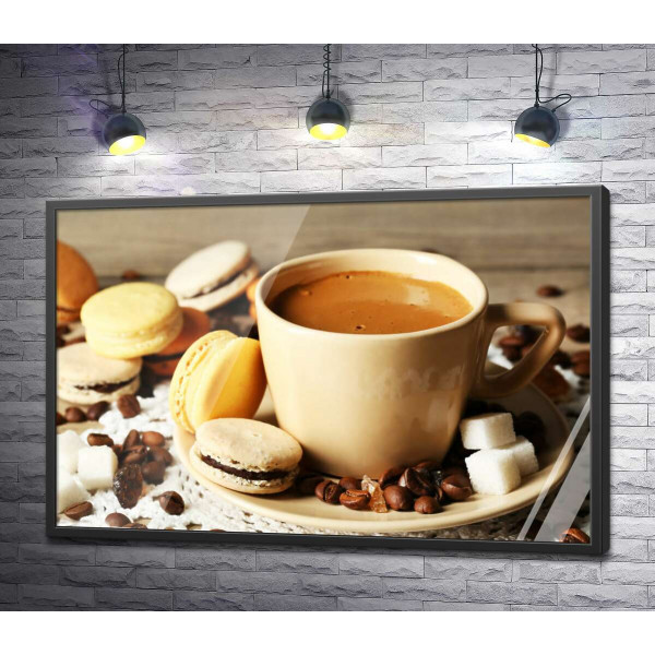 Кремовые оттенки в чашке с кофе и пирожными макаронов
