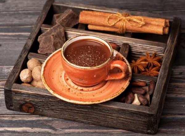 Дополнение к горячему шоколаду в деревянном ящике: корица, бадьян, шоколад и мускатный орех