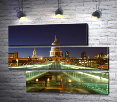 Ночной вид на собор святого Павла (St Paul's Cathedral) с лондонского моста Милениум (London Millennium Footbridge)