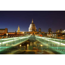 Ночной вид на собор святого Павла (St Paul's Cathedral) с лондонского моста Милениум (London Millennium Footbridge)