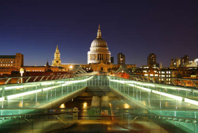 Ночной вид на собор святого Павла (St Paul's Cathedral) с лондонского моста Милениум (London Millennium Footbridge)