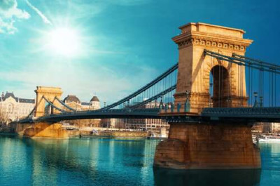 Класична вишуканість ланцюгового мосту Сечені (Széchenyi lánchíd) над глибоководним Дунаєм