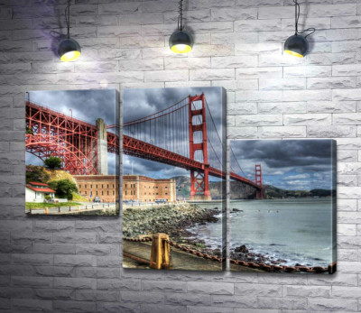 Модульна картина "Багряний міст "Золоті ворота" (Golden Gate Bridge) впирається в грозові хмари"