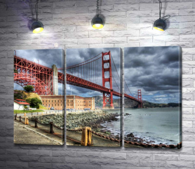 Багровый мост "Золотые ворота" (Golden Gate Bridge) упирается в грозовые тучи