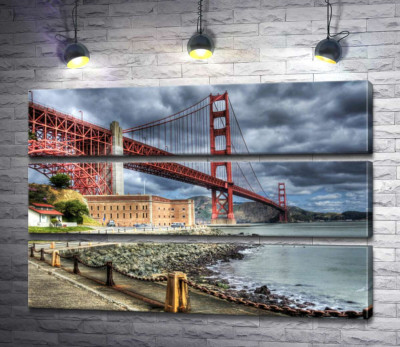 Багровый мост "Золотые ворота" (Golden Gate Bridge) упирается в грозовые тучи